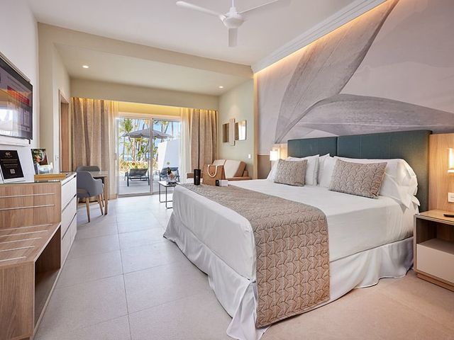 DELUXE JUNIOR SUITE SWIM UP SEA VIEW ELITE CLUB Room.
