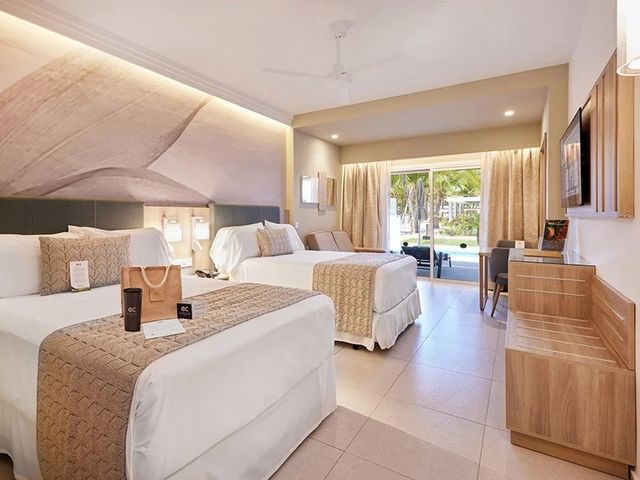 DELUXE JUNIOR SUITE SWIM UP ELITE CLUB Room.