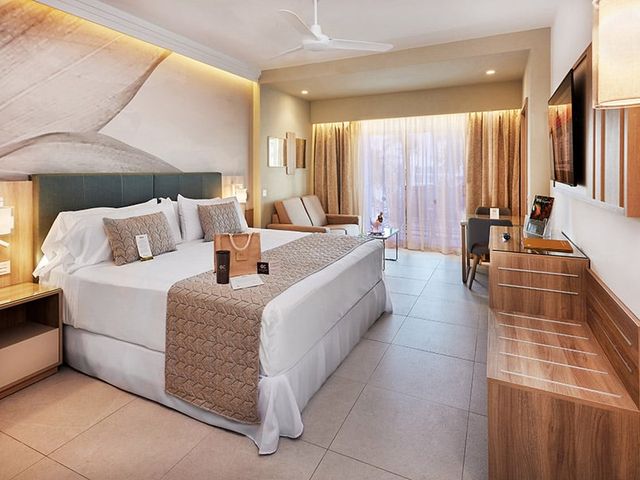DELUXE JUNIOR SUITE ELITE CLUB Room.