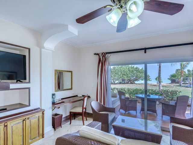 Номер ROYAL SERVICE JUNIOR SUITE SEA VIEW
