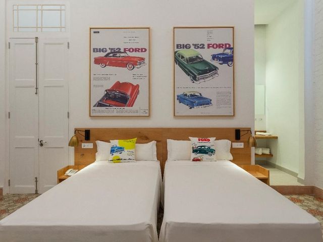 FORD SUPERIOR Room
