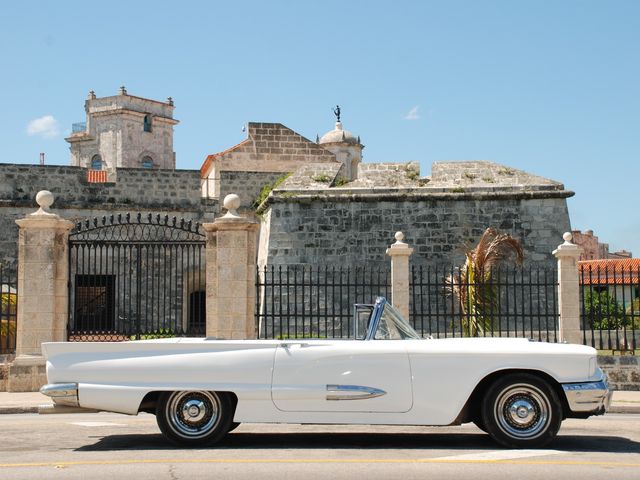 Tour in American classic cars in Havana city