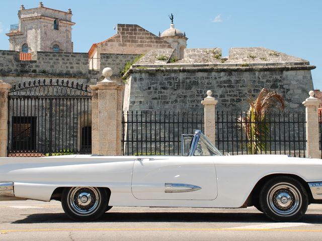American classic cars in Havana old city