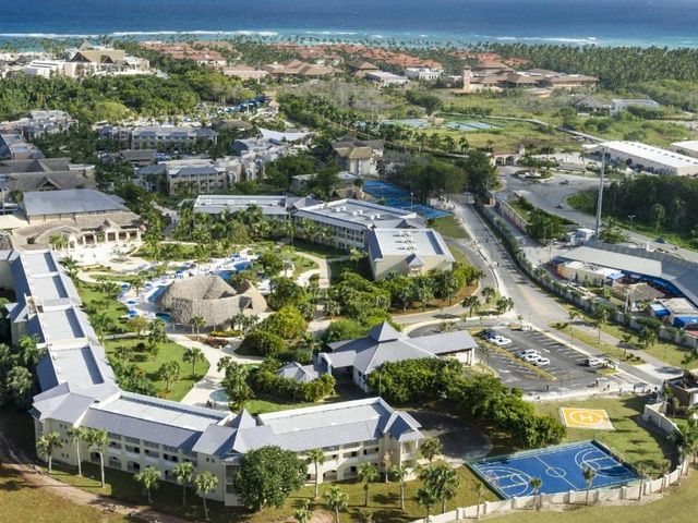 ROYALTON SPLASH PUNTA CANA Hotel (All Inclusive Package 8 days / 7 nights + Flights + Meals and Beverages + Transfers + Taxes)