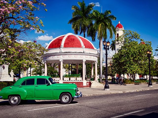José Martí central park, Cienfuegos. WALKING TO THE CENTER Group Tour