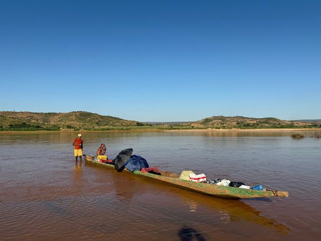 TOUR DE LA RIVIÈRE TSIRIBIHINA – CAMPING (VILLAGE AMBATOMISAY)