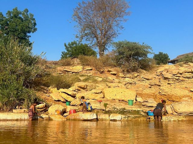 TOUR DE LA RIVIÈRE TSIRIBIHINA – CAMPING (VILLAGE AMBATOMISAY)