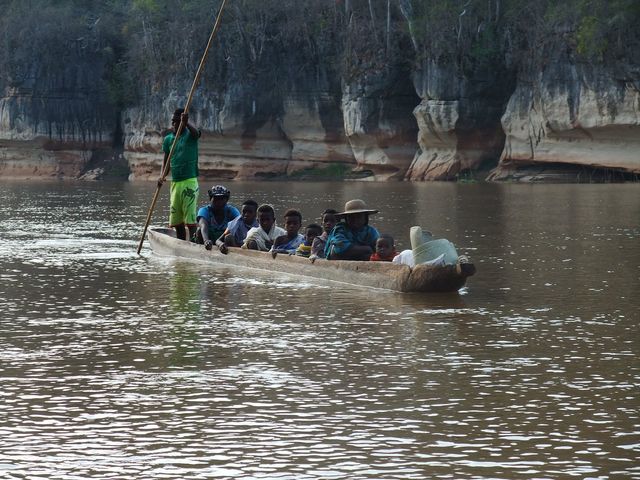 TOUR DE LA RIVIÈRE TSIRIBIHINA – CAMPING (VILLAGE AMBATOMISAY) - BEKOPAKA.