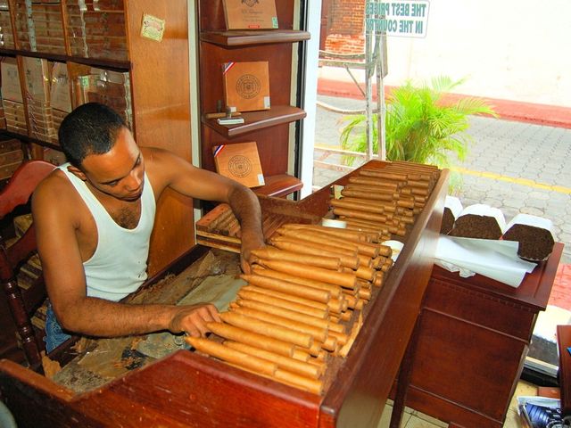 Cuban cigar roler view