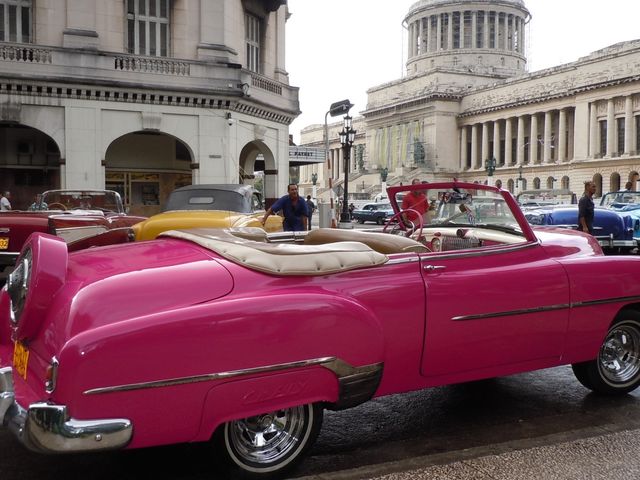 Tour in American classic cars in Havana city