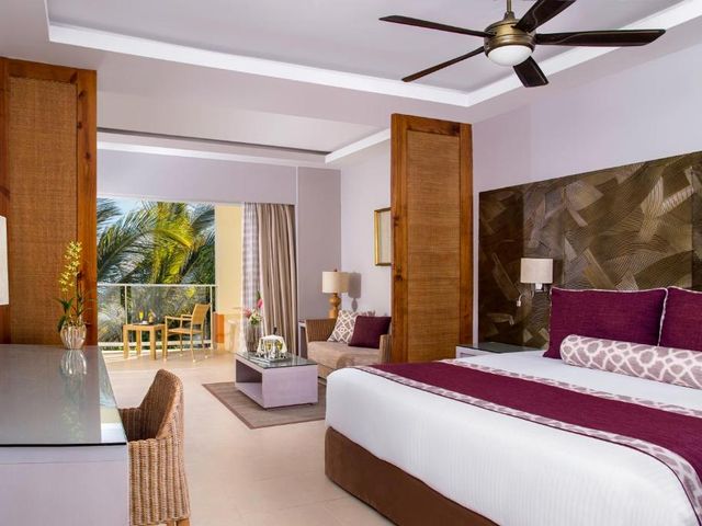 DREAMS ROYAL BEACH PUNTA CANA Hotel (All Inclusive Package 8 days / 7 nights + Flights + Meals and Beverages + Transfers + Taxes)