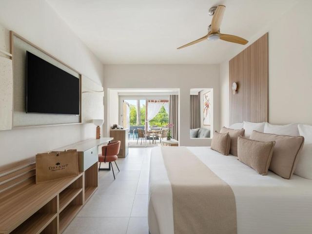 DREAMS ROYAL BEACH PUNTA CANA Hotel (All Inclusive Package 8 days / 7 nights + Flights + Meals and Beverages + Transfers + Taxes)