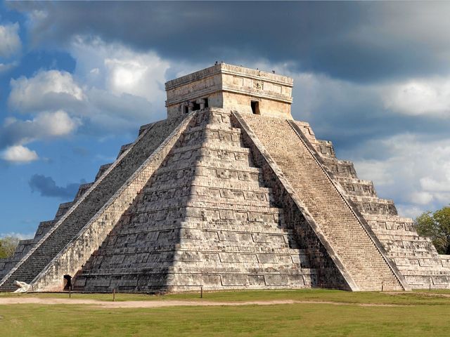 Chichén Itza, an ancient Mayan archaeological site, México