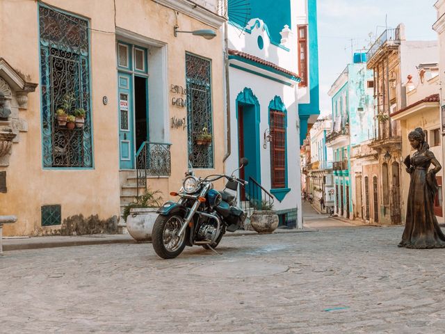 PANORAMIC MOTORCYCLE TOUR OF HAVANA + LUNCH