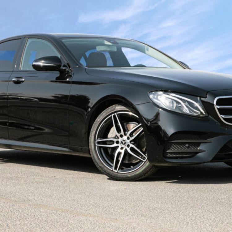 MERCEDES BENZ E 200 angular front exterior view