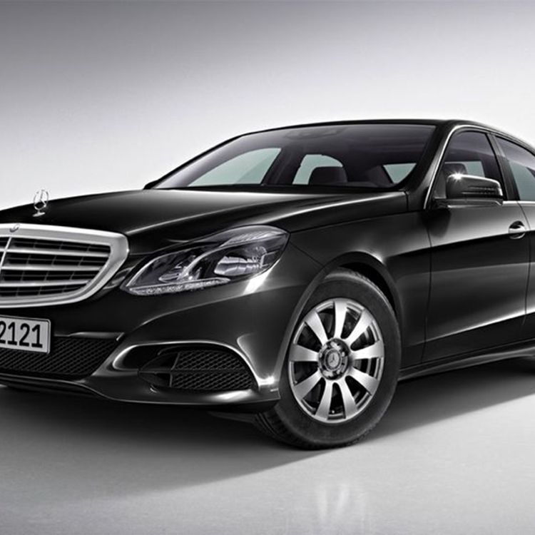 MERCEDES-BENZ E 200 angular front exterior view