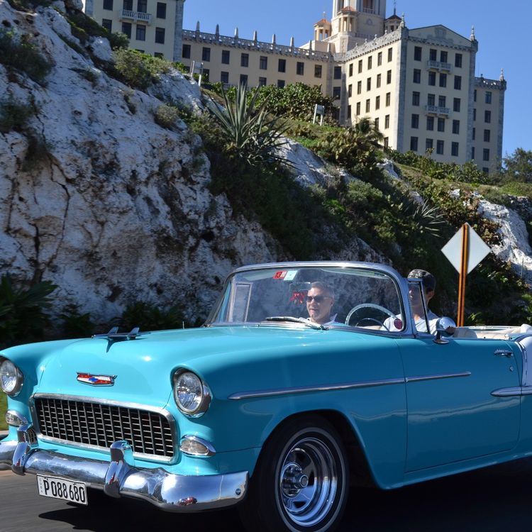 City tour in classic cars along the main streets and avenues in Havana