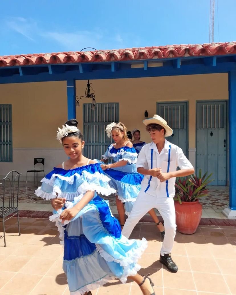 "DANCE CLASSES (SALSA, MAMBO, CHA-CHA-CHÁ) IN THE INNER COURTYARD OF HOTEL PLAZA COLÓN" Tour, Gibara, Holguín, Cuba.