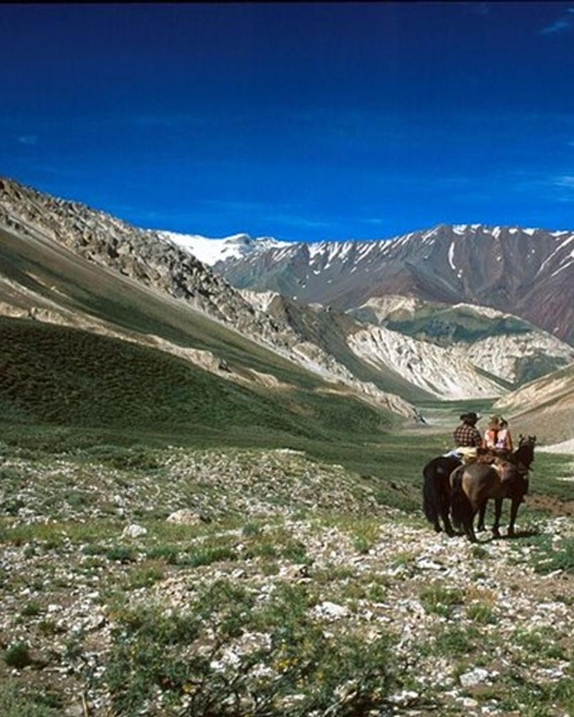 “HORSEBACK RIDING ON EL MORADO GLACIER + BARBECUE” Tour, Chile.
