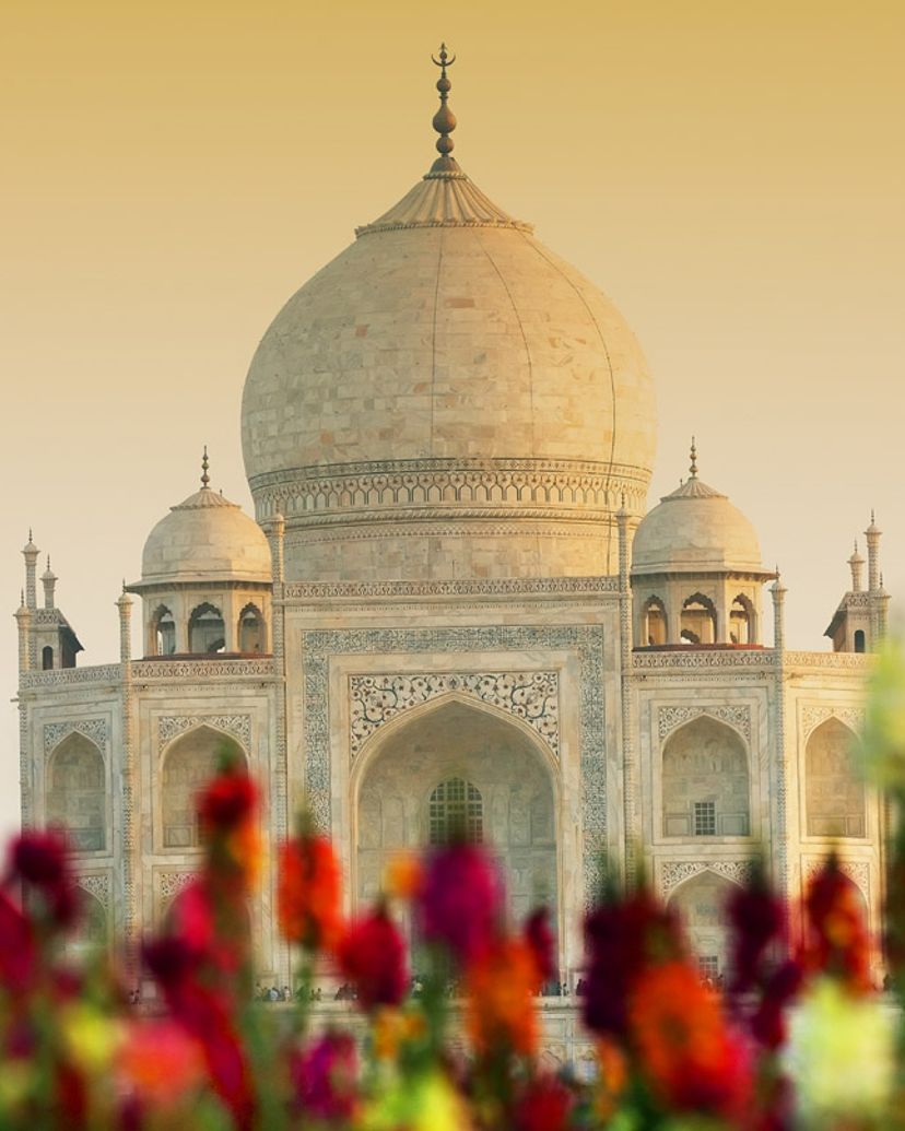 The Taj Mahal (Crown of the Palace or Corona de los palacios) panoramic view. An ivory-white marble mausoleum in the Indian city of Agra, Uttar Pradesh, India.