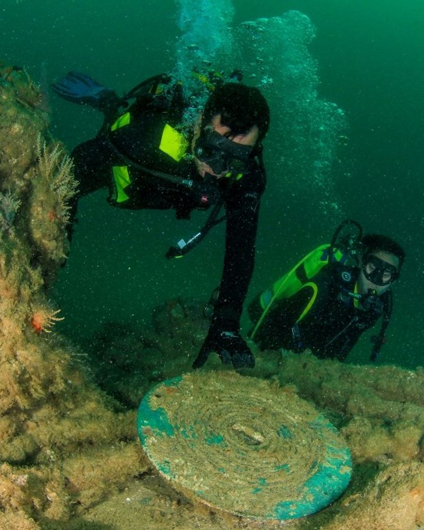 DIVING IN WRECKS OF THE HISPANIC - CUBAN - NORTH AMERICAN WAR OF 1898. "COAL SHIP USS MERRIMAC".