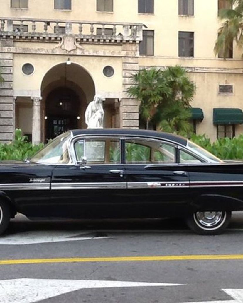 Parisien Cabaret Show in American Classic Cars Tour