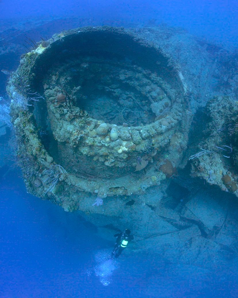 Scuba Diving in Wrecks of the Hispanic - Cuban and North American War of 1898. "CRISTOBAL COLÓN BATTLESHIP CRUISE"