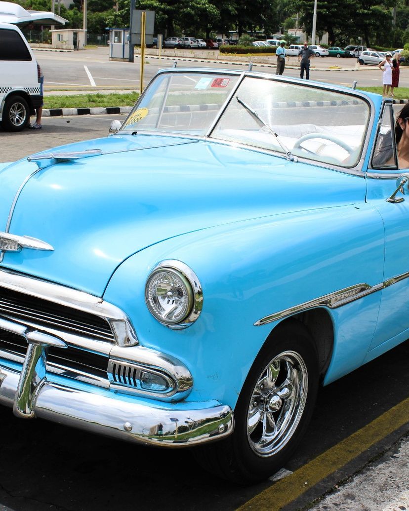 "Modern Havana" Private Tour in American Convertible Classic Cars