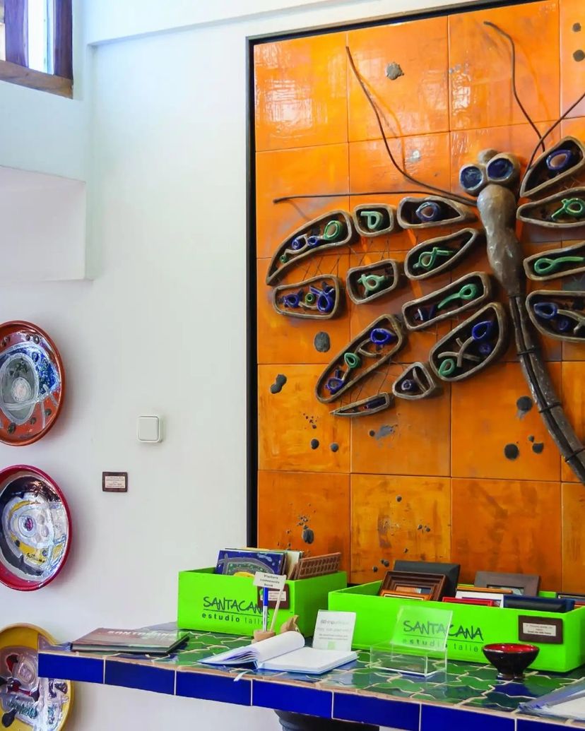 Santacana Art Galery. The Studio and Workshop of Beatriz Sala Santacana exhibits the artist's ceramic sculptures, paintings and drawings in Havana, Cuba.