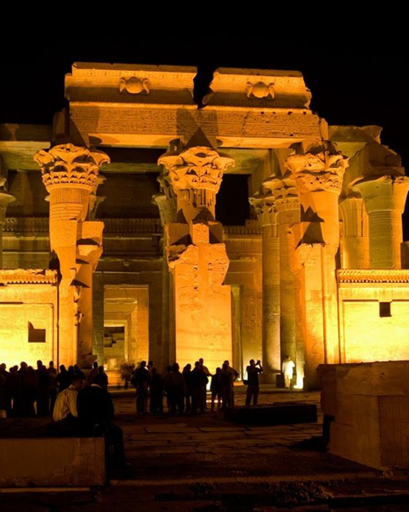 ESCURSIONE "SPETTACOLO DI LUCI E SUONI NEL TEMPIO DI EDFU".