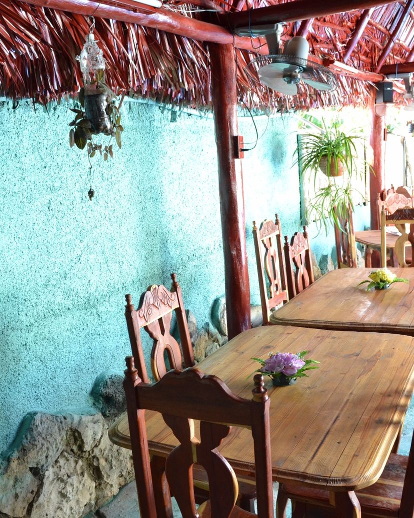 House's restaurant and bar view