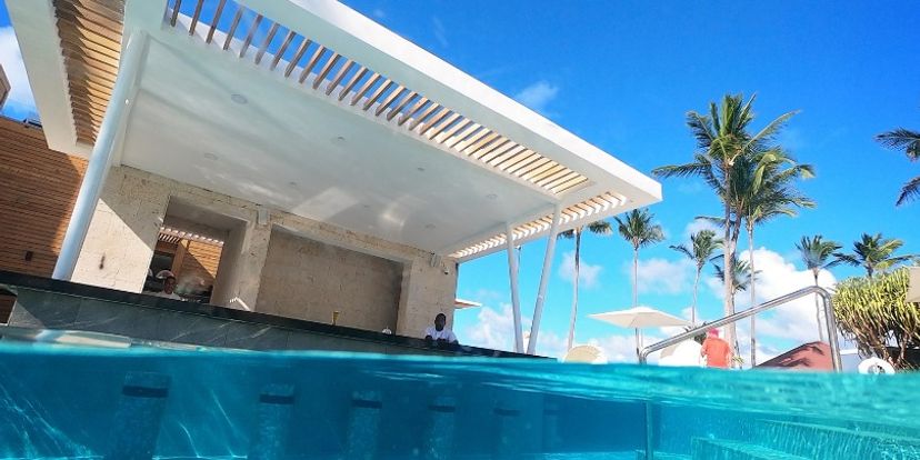 PBG. (Only for Platinum Guests) - Acua Bar (Bar en la Piscina)