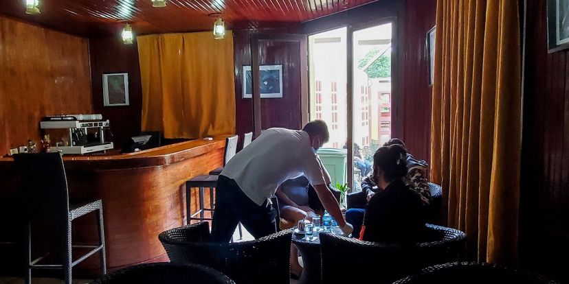 . - Lobby Bar