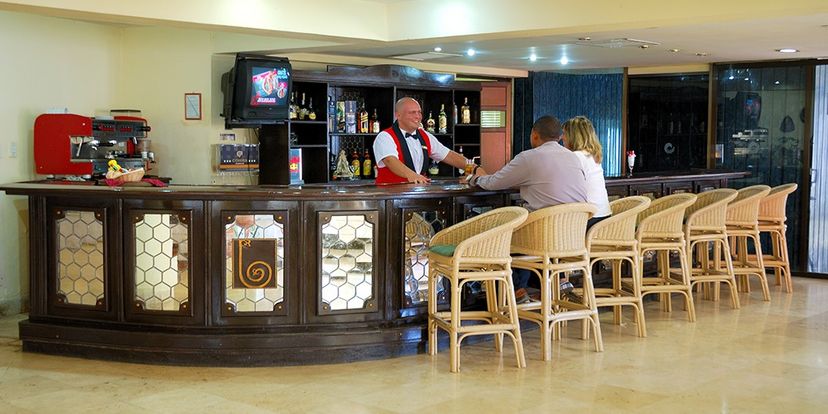 . - Lobby Bar