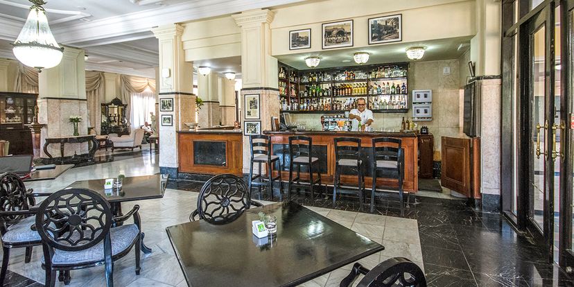 . - Lobby Bar
