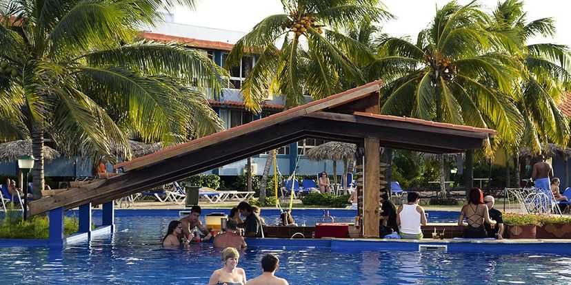 La Pinta (Atlántico section) - Aqua Bar (Bar de la piscine)