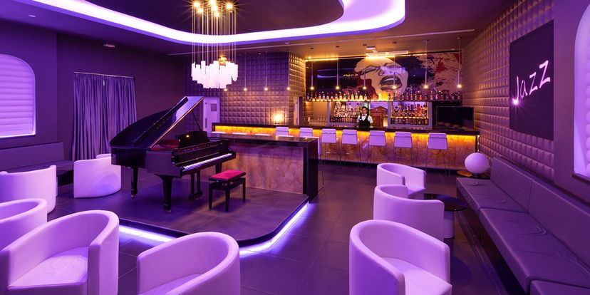 . - Piano Bar