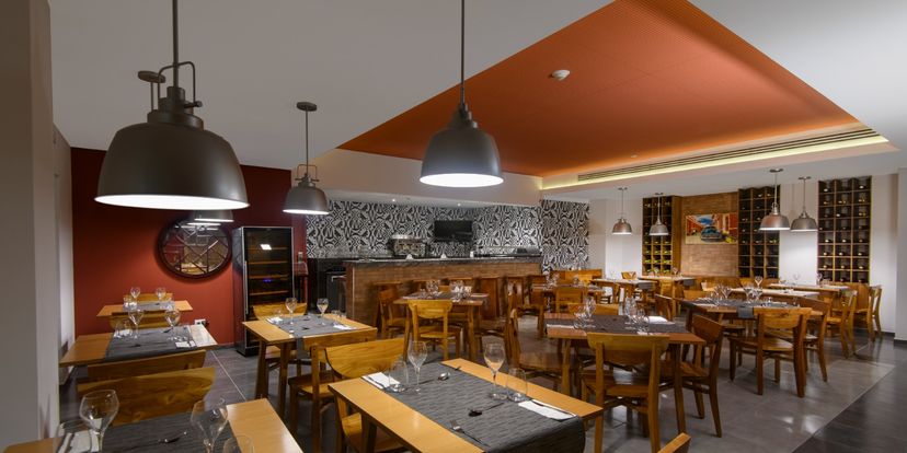 TORO, TAPAS & VINOS. ($) - Restaurante