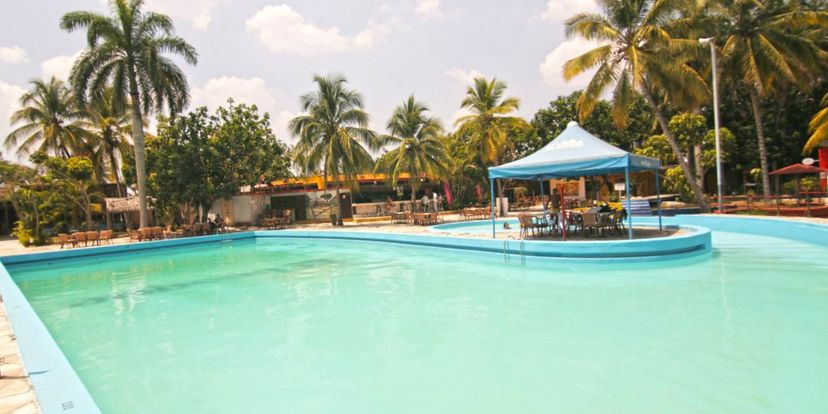 . - Bar de la piscine
