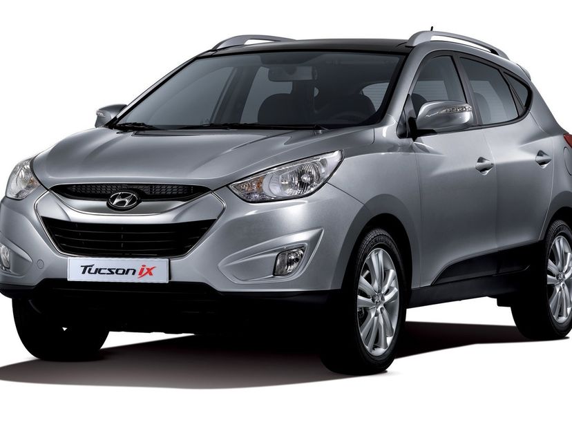 HYUNDAI TUCSON angular front exterior view