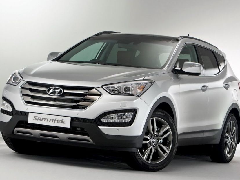 HYUNDAI SANTA FE angular front exterior view