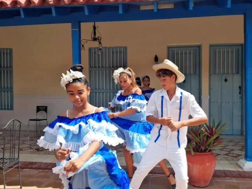 "DANCE CLASSES (SALSA, MAMBO, CHA-CHA-CHÁ) IN THE INNER COURTYARD OF HOTEL PLAZA COLÓN" Tour, Gibara, Holguín, Cuba.