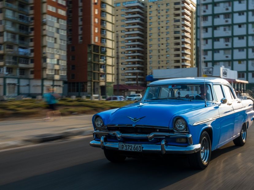 “Ride to Playa Larga and Playa Girón in Old Fashion American Classic Cars” Tour