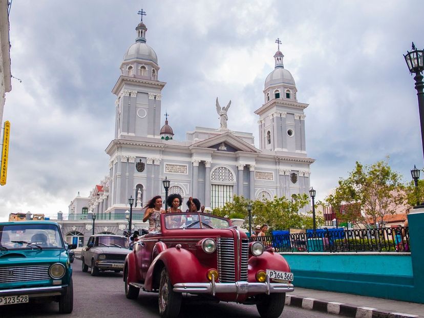 PANORAMIC CITY TOUR OF SANTIAGO DE CUBA IN OLD CARS" Tour