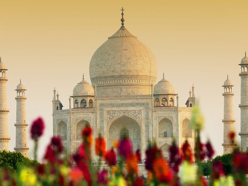 The Taj Mahal (Crown of the Palace or Corona de los palacios) panoramic view. An ivory-white marble mausoleum in the Indian city of Agra, Uttar Pradesh, India.
