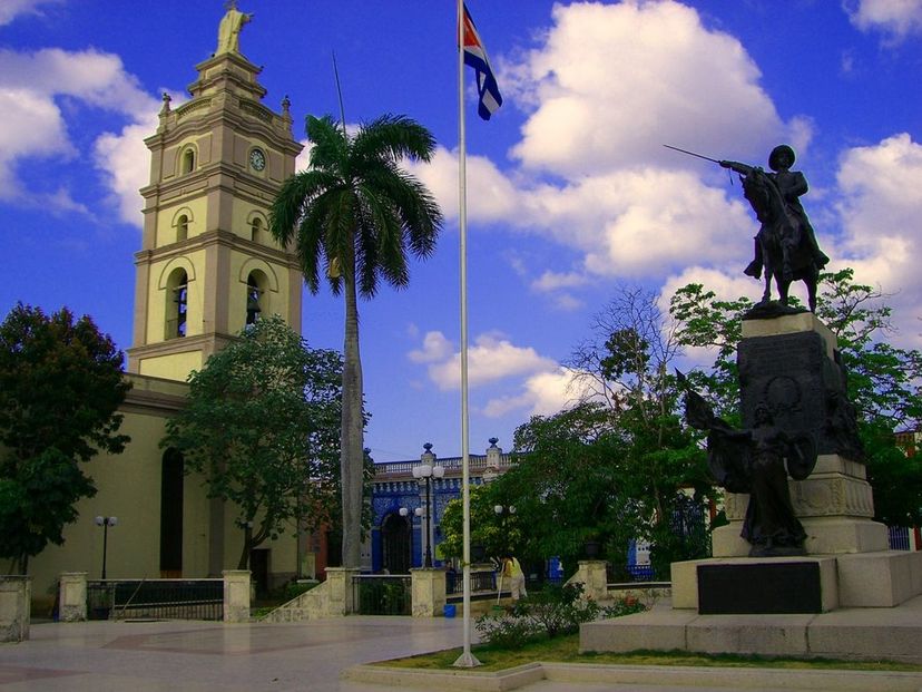 Ignacio Agramonte central park, Camagüey city, “Ride to Sancti Spíritus, Ciego de Ávila, Camagüey & Bayamo in Old Fashion American Classic Cars” Overnight Tour (3 days / 2 nights)