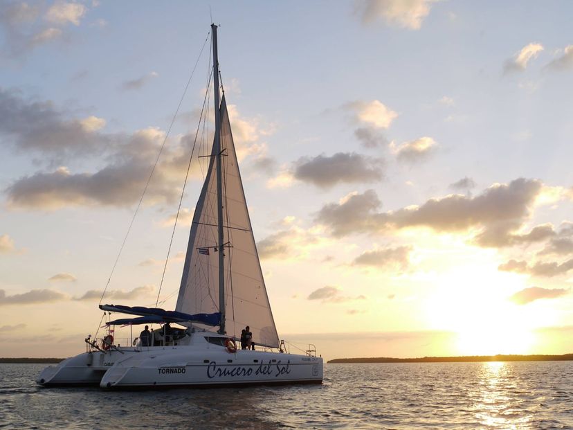 “FULL DAY PRIVATE CHARTER (SEA TOUR + DEEP SEA FISHING) (UP TO 4 PAX)“ Tour, Jardines del Rey, Ciego de Ávila, Cuba.