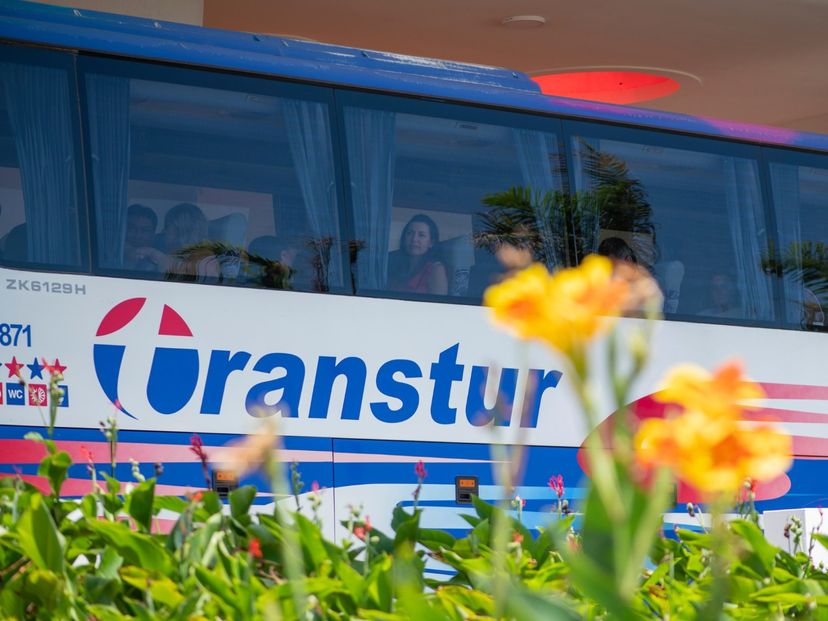 “EL EXPRESO DE CUBA: SANTIAGO DE CUBA / HOLGUÍN / CAMAGÜEY / CIEGO DE ÁVILA / HAVANA“ Collective Transfer Services