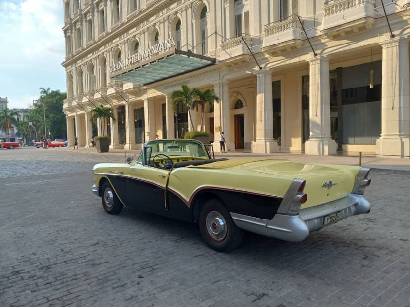 "OLD HAVANA IN AMERICAN CONVERTIBLE CLASSIC CARS (OPEN TOP)" Private Tour