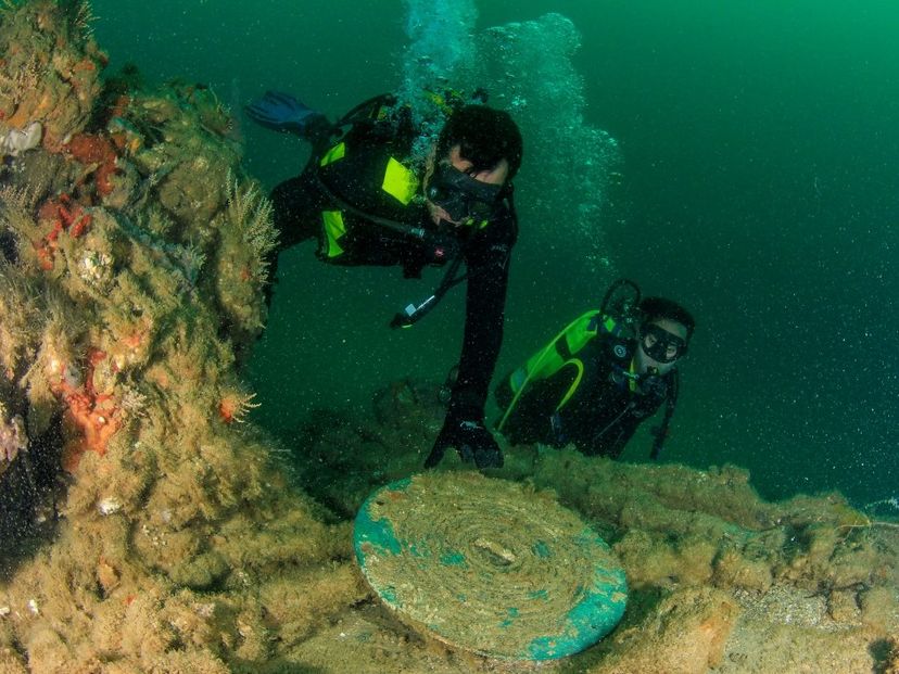 DIVING IN WRECKS OF THE HISPANIC - CUBAN - NORTH AMERICAN WAR OF 1898. "COAL SHIP USS MERRIMAC".